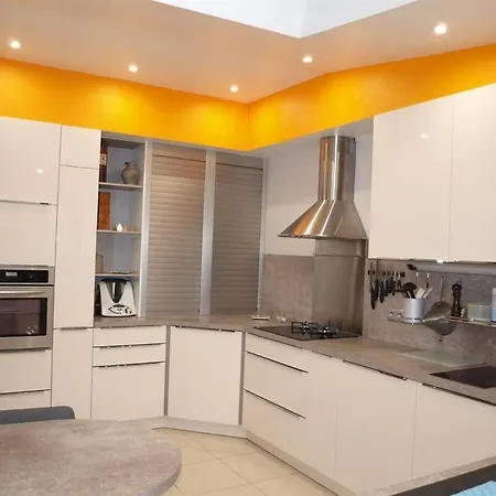 Charming Near Downtown With Garage *